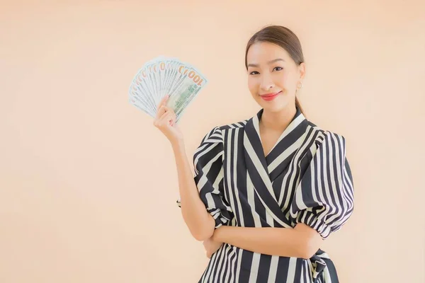 Kahverengi Arka Planda Parası Parası Olan Güzel Bir Asyalı Kadın — Stok fotoğraf