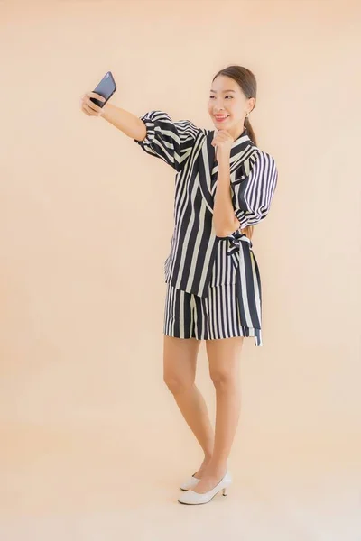 Ritratto Bella Giovane Donna Asiatica Con Smart Cellulare Sfondo Marrone — Foto Stock