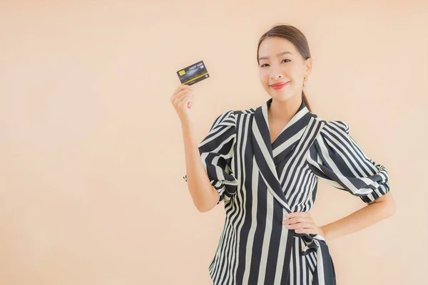 Porträt Schöne Junge Asiatische Frau Mit Smartphone Auf Braunem Hintergrund — Stockfoto