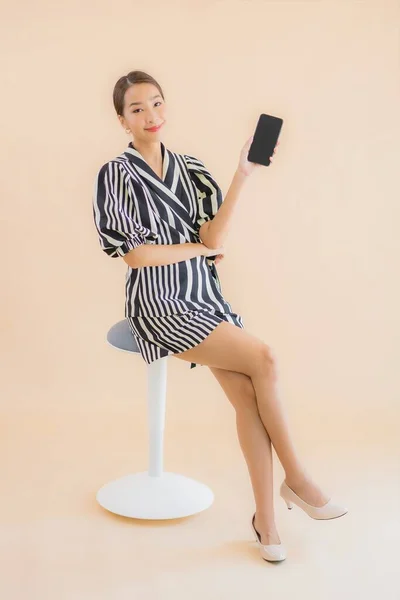 Retrato Hermosa Joven Mujer Asiática Con Teléfono Móvil Inteligente Sobre — Foto de Stock