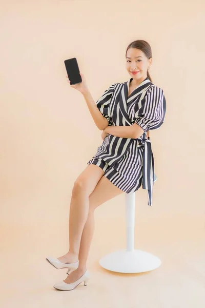 Porträt Schöne Junge Asiatische Frau Mit Smartphone Auf Braunem Hintergrund — Stockfoto