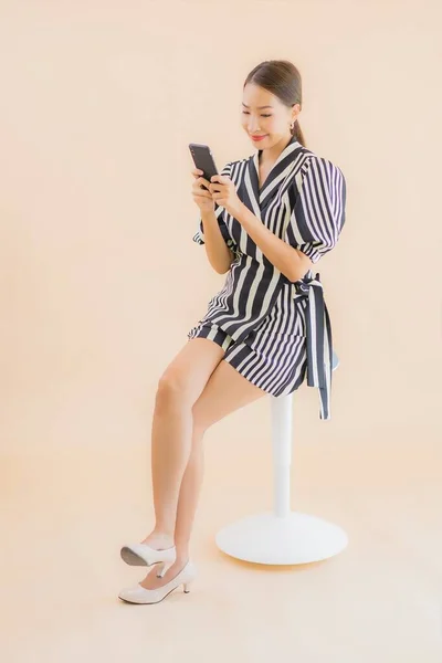 Retrato Hermosa Joven Mujer Asiática Con Teléfono Móvil Inteligente Sobre — Foto de Stock