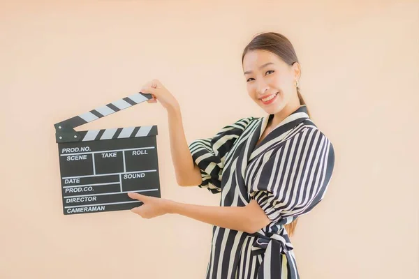 Porträt Schöne Junge Asiatische Frau Mit Filmklöppel Auf Braunem Hintergrund — Stockfoto