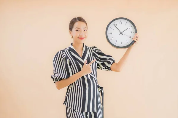Портрет Красивая Молодая Азиатская Женщина Показывают Часы Будильник Коричневом Фоне — стоковое фото