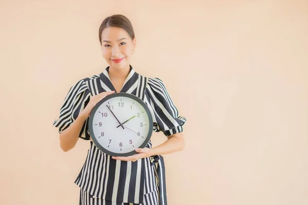 Portrait Beautiful Young Asian Woman Show Clock Alarm Brown Background — Stock Photo, Image