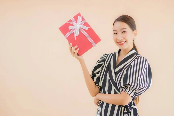 Portret Mooie Jonge Aziatische Vrouw Met Rode Gift Box Bruine — Stockfoto