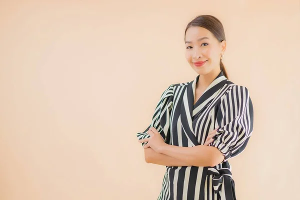 Retrato Hermosa Joven Asiática Mujer Sonrisa Feliz Marrón Aislado Fondo — Foto de Stock