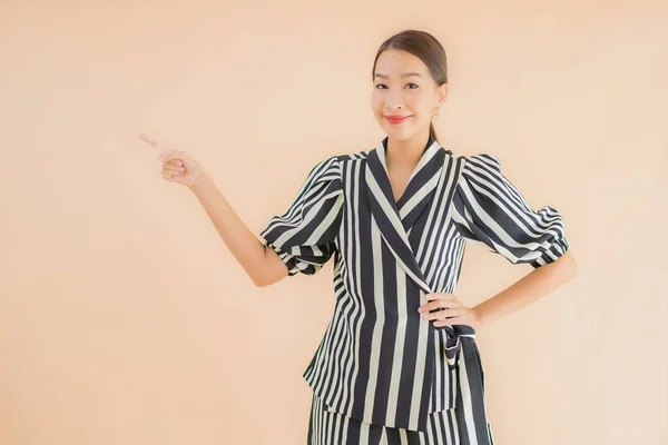 Retrato Hermosa Joven Asiática Mujer Sonrisa Feliz Marrón Aislado Fondo — Foto de Stock