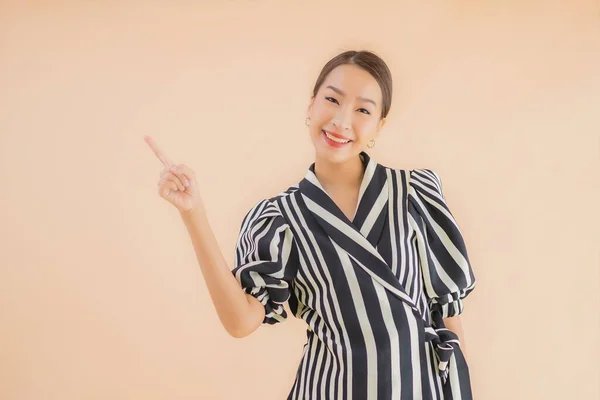 Retrato Bonito Jovem Asiático Mulher Sorriso Feliz Marrom Isolado Fundo — Fotografia de Stock