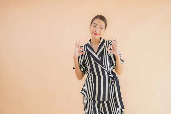 Porträt Schöne Junge Asiatische Frau Lächelt Glücklich Auf Braunem Isoliertem — Stockfoto