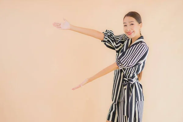 Retrato Bonito Jovem Asiático Mulher Sorriso Feliz Marrom Isolado Fundo — Fotografia de Stock