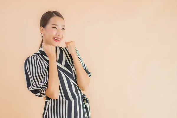 Retrato Hermosa Joven Asiática Mujer Sonrisa Feliz Marrón Aislado Fondo — Foto de Stock