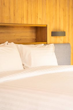 Yatak odasının iç tarafındaki yastıkta lamba var.