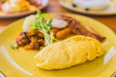 Kahvaltıda sosisli, sebzeli jambonlu omlet.