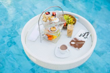 Kahvaltı ve öğleden sonra çay takımı oteldeki havuzda yüzüyor.