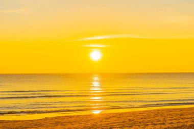 Günbatımında ya da gün doğumunda seyahat için güzel tropikal doğa deniz okyanusu