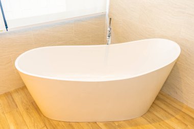 Banyonun içi temiz, boş küvet dekorasyonu.