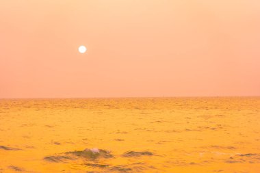 Günbatımında ya da gün doğumunda tatil ve tatil için deniz sahillerinin güzel tropikal doğası.