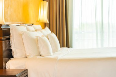 Yatak odasının iç dekorasyonunda beyaz rahat yastık.