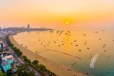 Pattaya şehri Tayland 'ın etrafında mimari yapıları ve gemileri olan güzel tropikal sahil okyanus körfezi.