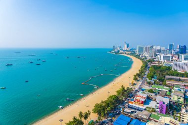 Beyaz bulut mavi gökyüzü ve Tayland 'ın Pattaya şehrindeki mimari yapı çevresindeki güzel tropikal sahil okyanus körfezi.