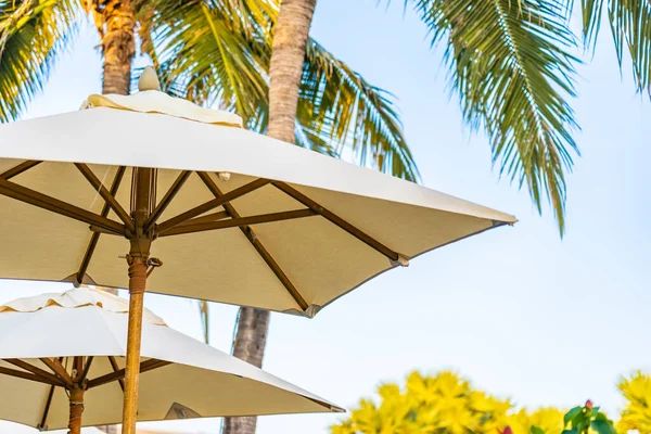 Şemsiye Sandalye Dışarıda Yüzme Havuzunda Seyahat Tatili Için — Stok fotoğraf