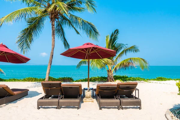 Hermosa Playa Tropical Mar Océano Con Sombrilla Silla Alrededor Palmera —  Fotos de Stock