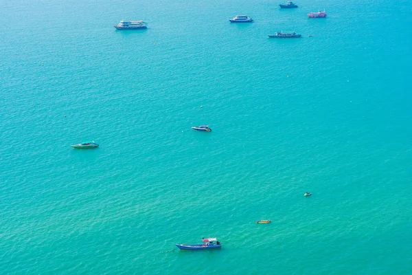 Beyaz Bulut Mavi Gökyüzü Tayland Pattaya Şehrindeki Mimari Yapı Çevresindeki — Stok fotoğraf