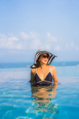 Güzel bir Asyalı kadın portresi. Tatilde dinlenmek için otel havuzunda dinleniyor.