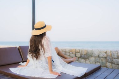 Genç Asyalı kadının portresi. Mutlu bir gülümseme. Deniz kıyısında tatil için rahatlayın.