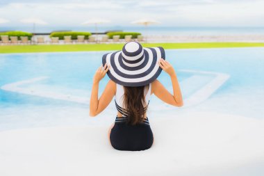 Güzel Asyalı genç kadınların portresi. Mutlu bir gülümseme. Yüzme havuzunda rahatla.