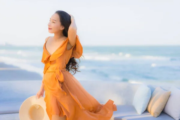 Porträtt Vacker Ung Asiatisk Kvinna Glad Leende Runt Havet Strand — Stockfoto