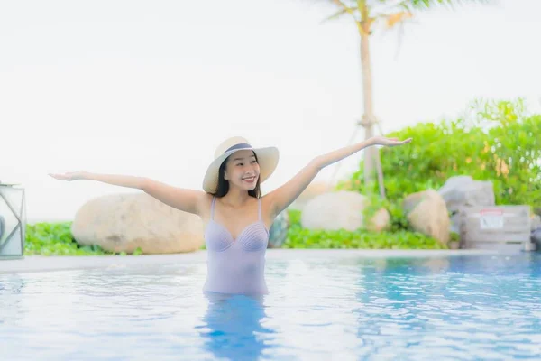 ポートレート美しい若いアジアの女性幸せな笑顔レジャー休暇のためのホテルリゾートで屋外スイミングプールの周りにリラックス — ストック写真