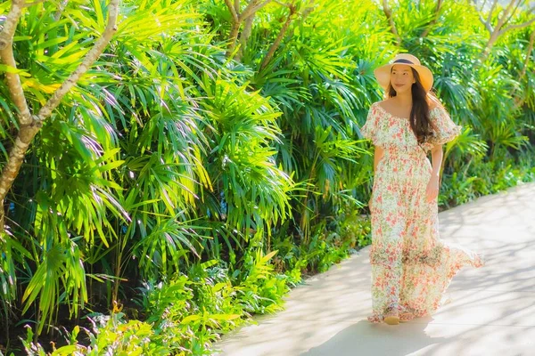 Retrato Hermosa Joven Asiática Mujer Caminando Con Feliz Alrededor Jardín — Foto de Stock