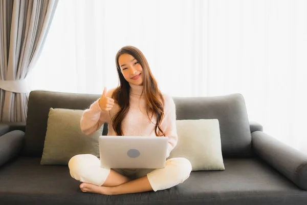 Retrato Bela Jovem Mulher Asiática Usando Laptop Para Trabalho Sofá — Fotografia de Stock