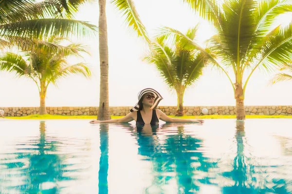 Retrato Hermosa Mujer Asiática Joven Relajarse Alrededor Piscina Aire Libre — Foto de Stock