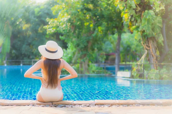 Portrait Belle Jeune Femme Asiatique Détendre Autour Piscine Dans Station — Photo