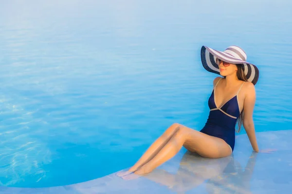 Retrato Bela Jovem Asiática Mulher Relaxar Torno Piscina Hotel Resort — Fotografia de Stock