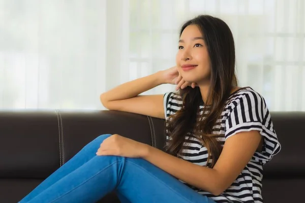 Portrait Belle Jeune Femme Asiatique Sourire Heureux Détendre Sur Canapé — Photo