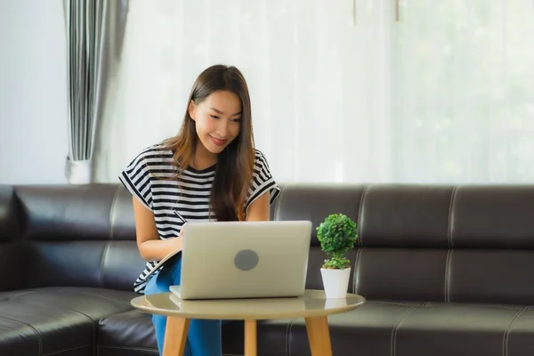 Portrait Schöne Junge Asiatische Frau Mit Laptop Oder Computer Notizbuch — Stockfoto
