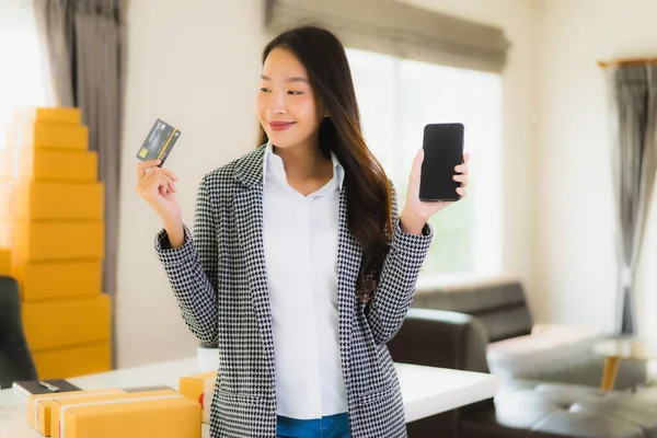 Portrait Beautiful Young Asian Woman Work Home Credit Card Cardboard — Stock Photo, Image