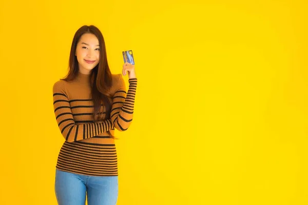 Porträtt Vackra Unga Asiatiska Kvinna Använder Smart Mobiltelefon Eller Mobiltelefon — Stockfoto