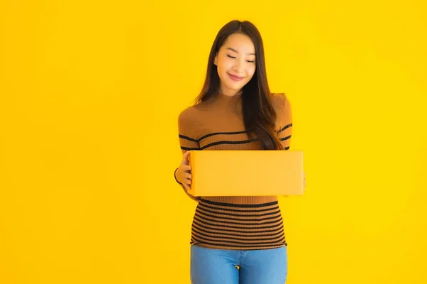 Hermosa Mujer Asiática Joven Sosteniendo Caja Cartón Mano Sobre Fondo — Foto de Stock