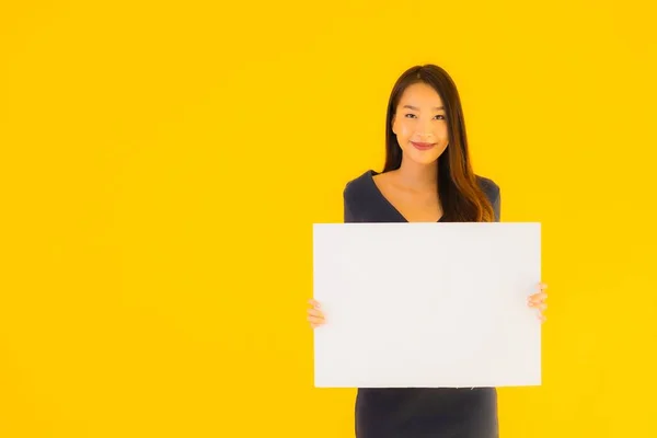 Retrato Hermosa Joven Asiática Mujer Con Vacío Blanco Cartel Tarjeta —  Fotos de Stock