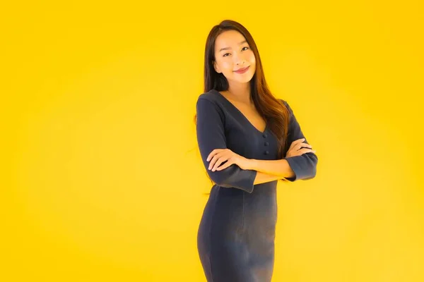Porträtt Vacker Ung Asiatisk Kvinna Med Åtgärder Isolerad Gul Bakgrund — Stockfoto