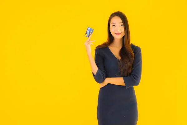Портрет Красивая Молодая Азиатская Женщина Кредитной Картой Желтом Фоне — стоковое фото