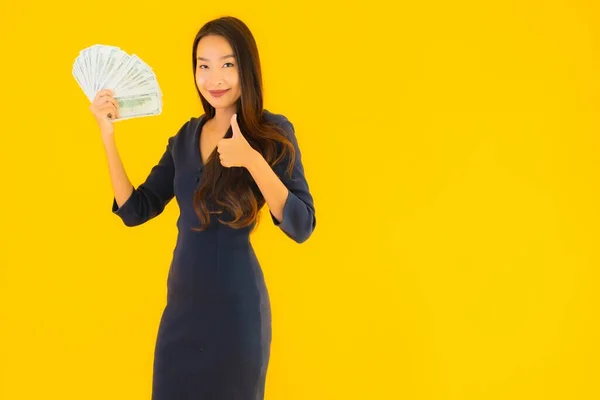 Портрет Красивая Молодая Азиатская Женщина Деньгами Наличными Желтом Изолированном Фоне — стоковое фото