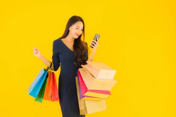 Ritratto Bella Giovane Donna Asiatica Con Shopping Bag Carta Credito — Foto Stock