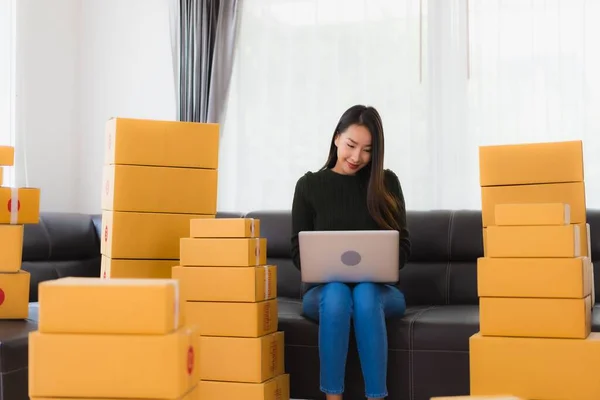 Portret Mooie Jonge Aziatische Vrouw Werk Thuis Voor Bereiden Kartonnen — Stockfoto