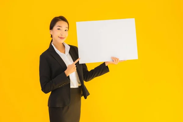 Hermoso Retrato Joven Asiático Mujer Mostrar Vacío Blanco Tablero Amarillo —  Fotos de Stock